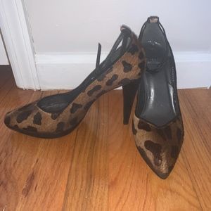 Stuart Weitzman Shoes - Fur Stuart Weitzman Leopard Print with Ankle Pump Stuart Weitzman Shoes - Fur Stuart Weitzman Leopard Print with Ankle Pump